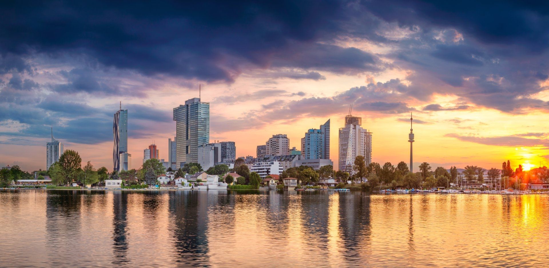 Skyline von Wien vom Wasser aus fotografiert